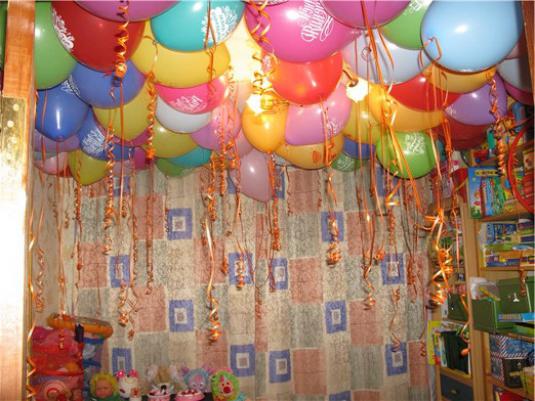 Hur man dekorerar ett rum för en födelsedag?