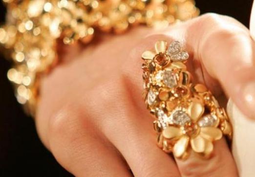 Varför gör guld smycken?