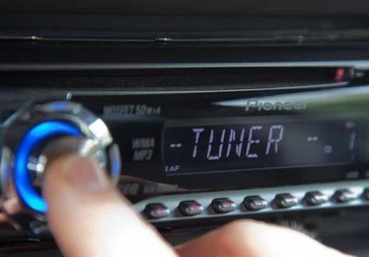 Hur sätter du på radion?